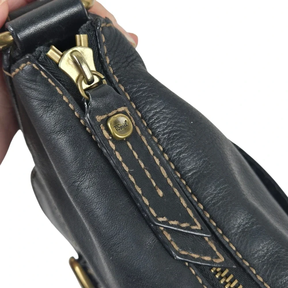 Vtg Fossil Black Leather Crossbody w Large Brass Buckle Pocket & Hardware ZB2493